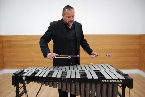 Natural d’Alzira on comença els seus estudis de Percussió a l'Escola d'Educands de la Societat Musical d'Alzira amb el professor José Morató Tarazona.